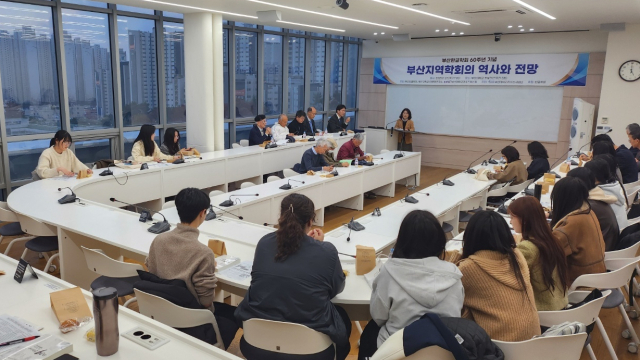 부산한글학회(지회장 이근열)가 지난달 27일 부산대 인문관에서 '부산지역학회의 역사와 전망'을 주제로 60주년 기념 행사를 개최했다.