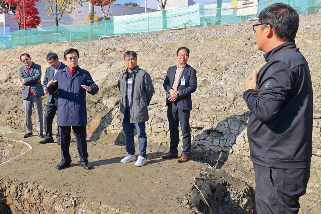 지난 26일 진주성 공영주차장에서 ‘진주성 대사지’ 정밀 발굴조사 현장보고회가 열렸다. 진주시 제공