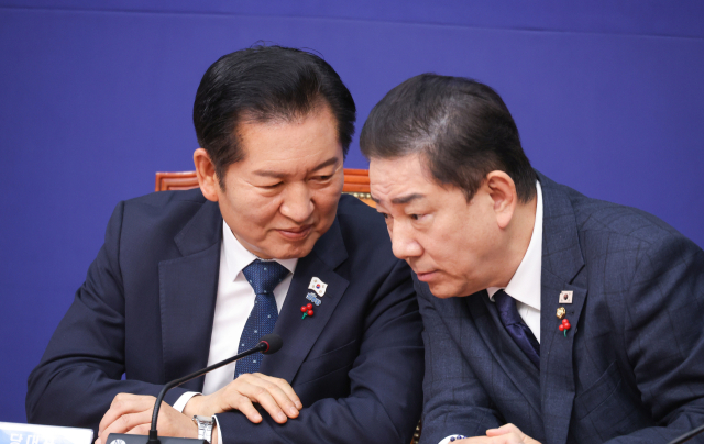 더불어민주당 정청래 대표와 김병기 원내대표가 28일 서울 여의도 국회에서 열린 최고위원회의에서 대화하고 있다. 연합뉴스