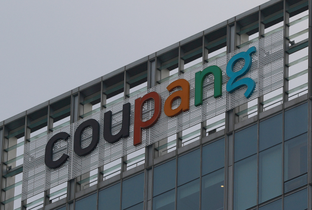 국내 이커머스(전자상거래) 시장 1위 업체인 쿠팡에서 3000만건이 넘는 대규모 정보 유출 사고가 발생했다. 쿠팡은 현재까지 고객 계정 약 3370만개가 유출된 것을 확인했다. 이는 국내 성인 네 명 중 세 명의 정보에 해당하며, 사실상 쿠팡 전체 계정에 맞먹을 것으로 추정된다. 사진은 30일 서울 송파구 쿠팡 본사. 연합뉴스