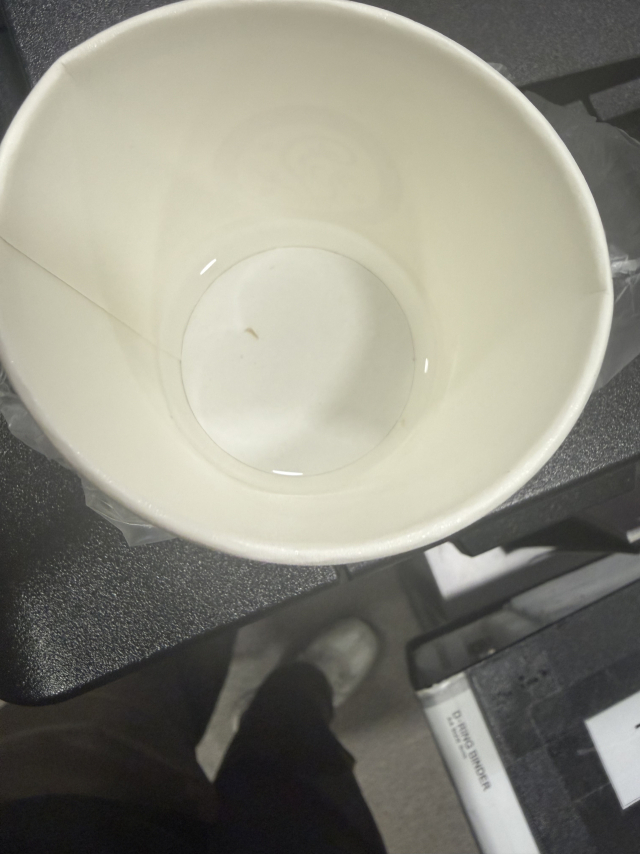 부산의 한 한방병원이 빌려 사용하던 정수기에서 이물질(종이컵 바닥에 점 모양)이 나왔다. 제보자 제공