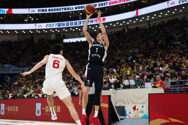 이현중이 지난달 28일 중국 베이징에서 열린 FIBA 월드컵 아시아 1차예선 중국과 1차전에서 3점슛을 던지고 있다. FIBA 제공