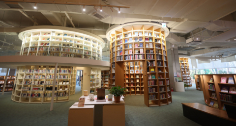 책과 사람과 바다가 어울려 빛을 나누는 공간 [문화 핫플]