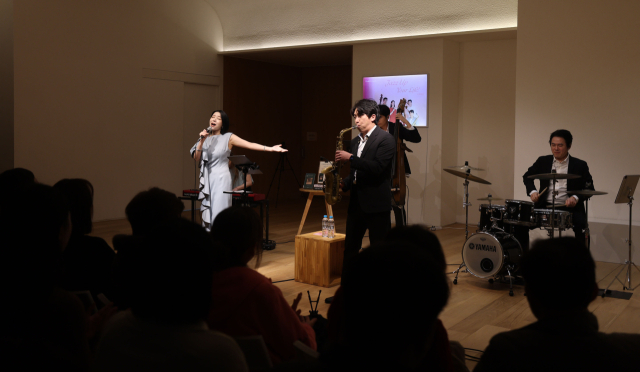 지난달 30일 오후에 열린 '해질녘 콘서트'에선 재즈 밴드 ‘리치파이’가 정통 재즈곡과 함께 팝 음악을 편곡해 들려줘 갈채를 받았다. 이재찬 기자 chan@