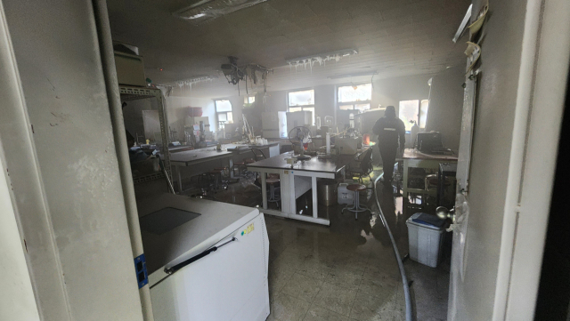 30일 오후 2시 2분께 부산 남구의 한 대학교 실험실에서 불이 났다. 부산소방재난본부 제공