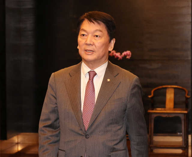 국민의힘 안철수 의원이 19일 장동혁 당 대표가 주재하는 중진의원들 모임에 참석하기 위해 서울 여의도에 있는 한 식당으로 들어가고 있다. 연합뉴스