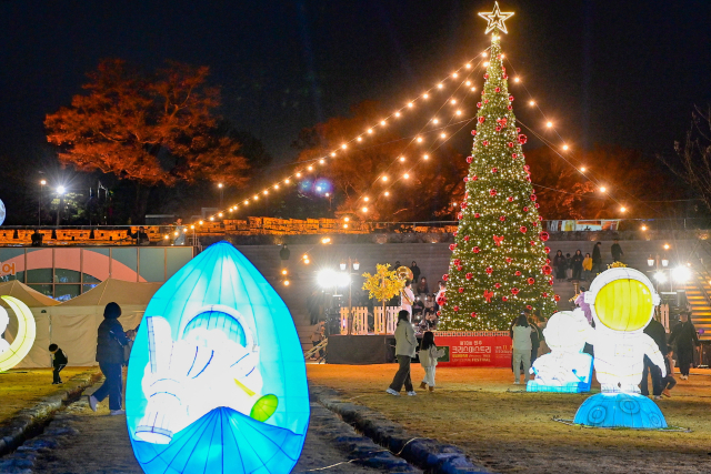 진주대첩 역사공원에 불 밝힌 트리와 유등 모습. 진주시 제공