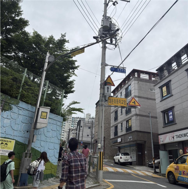 양산시가 대운초등 통학로 주변에 설치된 CCTV를 점검하고 있다. 양산시 제공