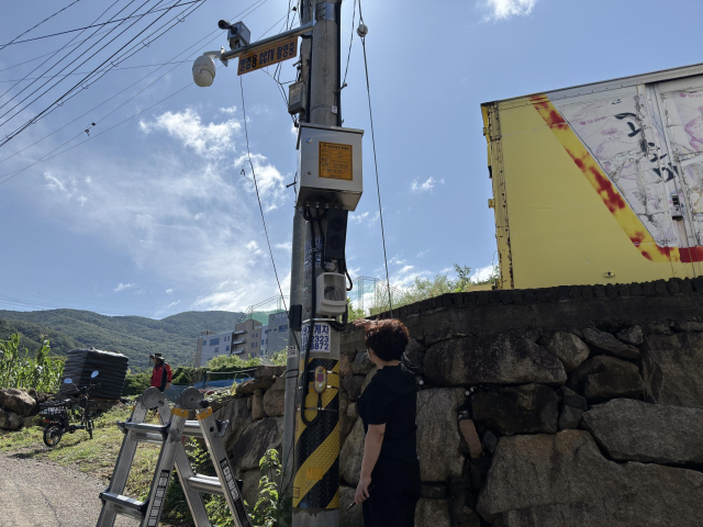 양산시가 동산초등 통학로 주변에 설치된 CCTV를 점검한 뒤 고화질 CCTV 변경을 추진 중이다. 양산시 제공