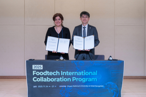 (왼쪽부터) 바헤닝언대 앙투와네트 카즈바르 박사, 부산대 이창환 국제처장.