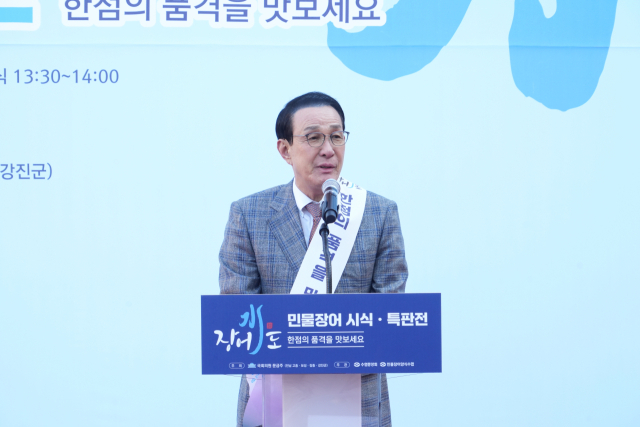 노동진 수협중앙회장이 1일 서울 국회 소통관에서 문금주 국회의원 주최로 열린 ‘민물장어 국회 시식 및 특판전’에서 민물장어 상품을 홍보하고 있다. 수협중앙회 제공