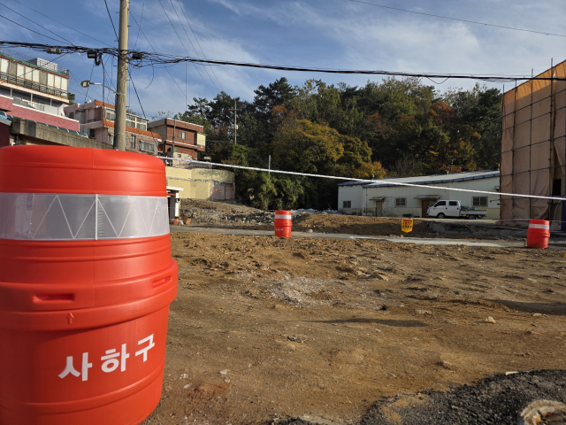 2015년부터 추진 중인 부산 사하구 감천항과 다대포항을 잇는 해안도로(부산일보 2025년 12월 2일 자 8면 보도) 잔여 구간 착공이 올해도 무산될 전망이다. 사진은 도로 건설을 위해 다대1동 다대어민복지회관 인근 주택가가 철거된 모습. 김재량 기자 ryang@