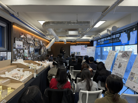 작품 발표와 품평회 현장 모습.