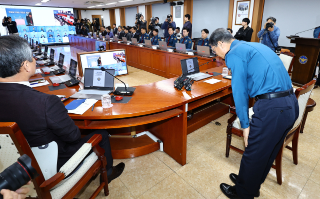 유재성 경찰청장 직무대행이 1일 서울 서대문구 경찰청에서 전국 경찰 지휘부 화상회의를 주재하며 12·3 비상계엄 당시 국회 출입을 통제한 경찰의 행위에 대해 대국민 사과를 하고 있다. 연합뉴스