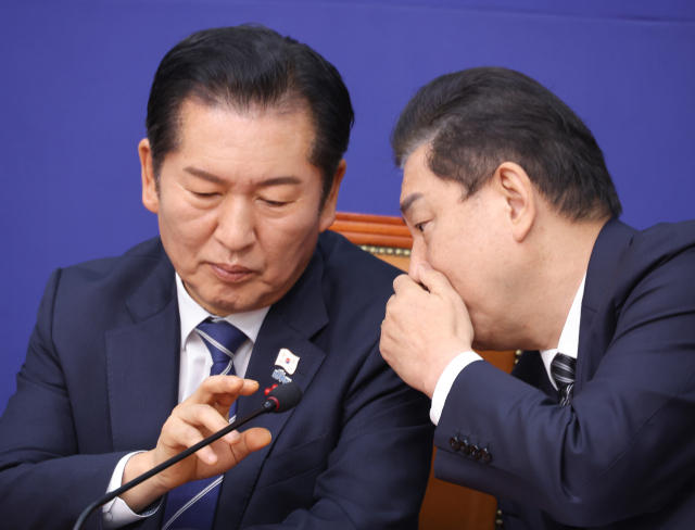 더불어민주당 정청래 대표와 김병기 원내대표가 1일 서울 여의도 국회에서 열린 최고위원회의에서 대화하고 있다. 연합뉴스