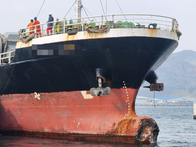 1일 오전 11시 20분께 사하구 감천항으로 입항하던 아프리카 상투메 프린시페 국적 화물선 A호가 3부두 선석과 충돌했다. 부산해양경찰서 제공