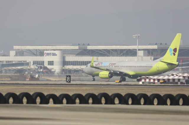 사진은 청주국제공항 활주로에서 항공기가 이륙하고 있는 모습. 연합뉴스