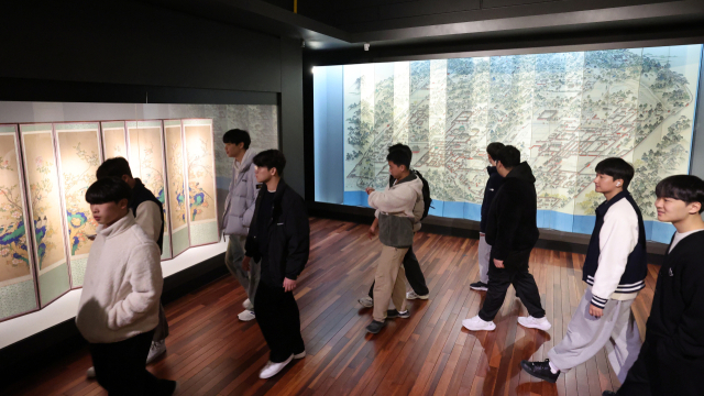 수능을 마친 고3 학생들이 지난달 26일 부산 서구 동아대 부민캠퍼스를 방문해 박물관과 학교 시설 등 캠퍼스 투어를 하고 있다. 동아대는 고3 학생들을 위한 대입전형과 전공 안내, 대학생활 간접 체험 등 ‘캠퍼스 방문 전공특강’ 행사를 이달까지 6차례 진행할 예정이다. 정종회 기자 jjh@