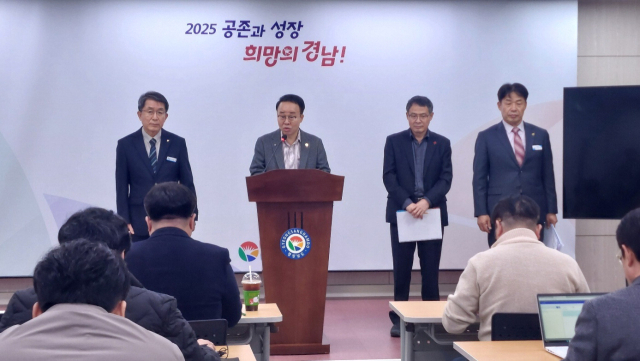박성호 부산·진해경제자유구역청장이 1일 경남도청 브리핑룸에서 웅동 1지구의 정상화 계획을 설명하고 있다. 경남도 제공