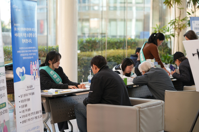 동남권원자력의학원은 최근 내원 환자와 보호자를 대상으로 연명의료결정제도 홍보 캠페인을 열었다. 동남권원자력의학원 제공