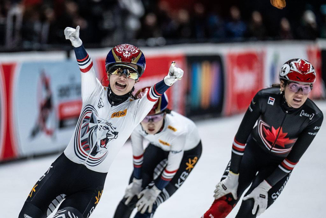 1일(한국 시간) 네덜란드 도르드레흐트 스포르트불레바르에서 열린 2025-2026 국제빙상경기연맹(ISU) 쇼트트랙 월드투어 4차 대회 여자 1500m 결승에서 김길리(왼쪽)가 2분 26초 306으로 결승선을 가장 먼저 통과했다. ISU 홈페이지 캡처