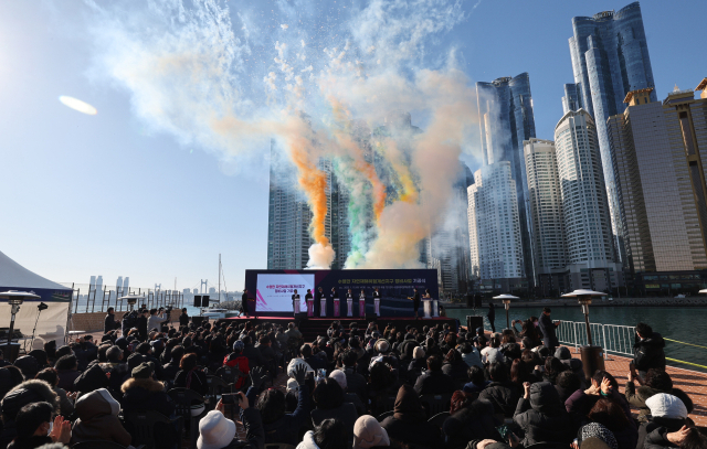 지난 1월 부산 마린시티 앞바다에 방파제를 설치하는 ‘수영만 자연재해위험개선지구 정비사업’ 기공식 모습. 부산일보DB