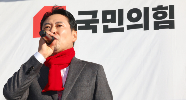 국민의힘 장동혁 대표가 1일 인천 미추홀구 주안역 앞에서 열린 민생회복 법치수호 국민대회에서 발언하고 있다. 연합뉴스