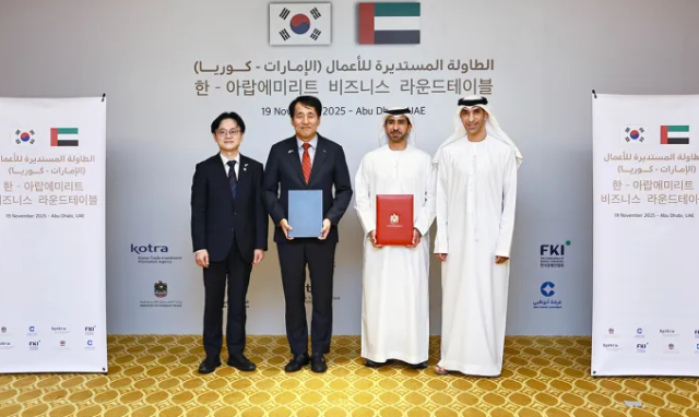 김정관 산업통상부 장관(왼쪽부터), 장영진 한국무역보험공사 사장, 칼레드 알 자비 ADNOC 그룹 최고재무책임자(CFO), 알 제유디 아랍에미리트연합(UAE) 대외무역부 장관이 지난달 19일 아부다비 에미리트 팰리스 호텔에서 열린 비즈니스 라운드테이블에서 업무협약 기념 촬영을 하고 있다. 무보 제공