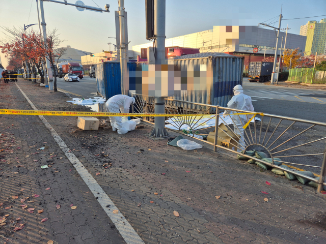 1일 오후 3시 20분께 경남 창원시 진해구 용원동 한 도로에서 트레일러 차량이 전도돼 유해화학물질이 유출되면서 방제작업이 벌어지고 있다. 창원소방본부 제공