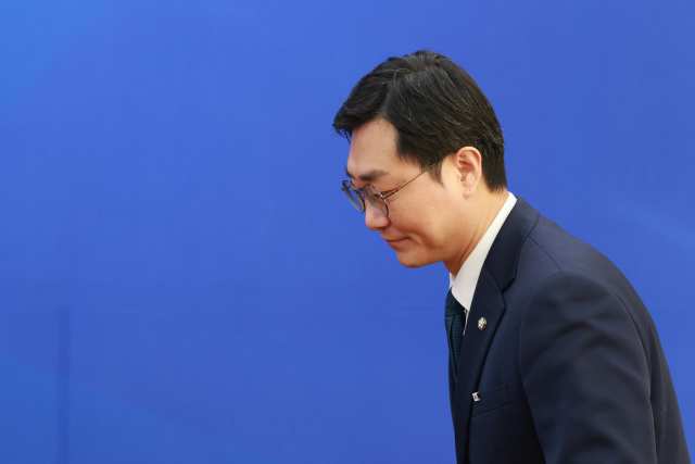 더불어민주당 '사법불신 극복 및 사법행정 정상화 태스크포스(TF)' 위원인 장경태 의원이 2일 서울 여의도 국회에서 열린 사법행정 개혁안 보고회에 참석하고 있다. 연합뉴스