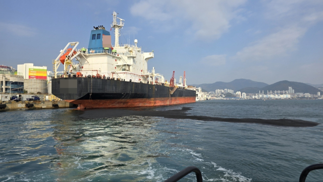 부산해양경찰서는 지난달 26일 오염 물질인 ‘검댕’을 바다에 유출한 혐의(해양환경관리법 위반)로 40대 인도네시아인 기관장 A 씨와 선사를 입건해 조사하고 있다고 2일 밝혔다. 부산해양경찰서 제공