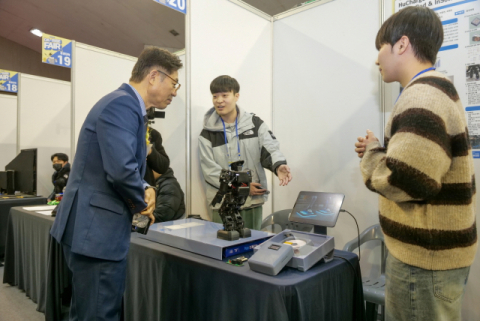 김성재(왼쪽) 부총장이 학생들의 작품 시연을 보고 있다.