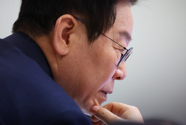 이재명 대통령이 지난해 12월 2일 당시 용산 대통령실에서 열린 국무회의에서 참석자 발언을 듣고 있다. 연합뉴스