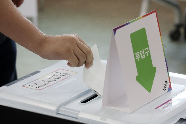 제21대 대통령선거 사전투표 첫날 부산 남구 용호4동 주민센터에 마련된 사전투표소를 찾은 시민 등이 소중한 한 표를 행사하고 있다. 김종진 기자 kjj1761@