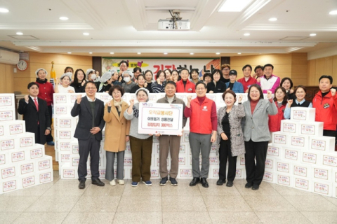 왼쪽에서 세 번째 이희숙 오작교봉사단 회장, 네 번째 오은택 부산 남구청장, 다섯 번째 박수영 국회의원.