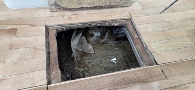 2일 부산남구시설관리공단에 따르면 남구국민체육센터 2관 1층 체육관 일부 마루 바닥 아래 구역에는 침수가 발생하고 있다. 박수빈기자 bysue@