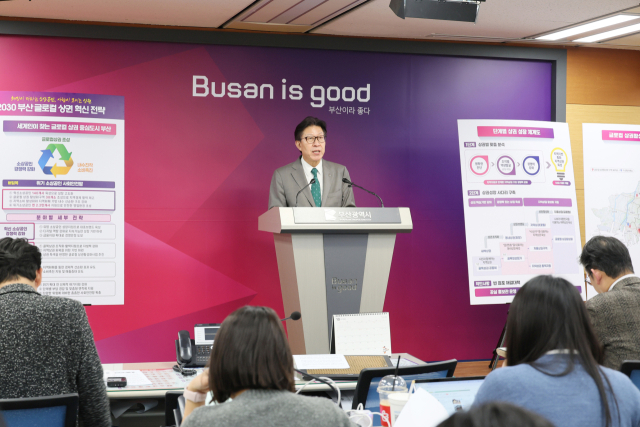 2일 부산시청 브리핑룸에서 박형준 부산시장이 '2030 부산 글로컬 상권 혁신 전략'을 발표하고 있다. 부산시 제공