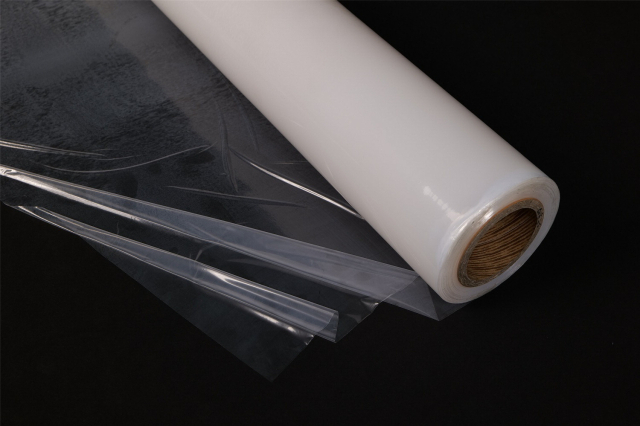 휘발성 유기화합물이 검출되지 않는 친환경 접착제 핫 멜트 필름(왼쪽)과 부산 사하구 감천동에 위치한 아셈스 본사. 아셈스 제공