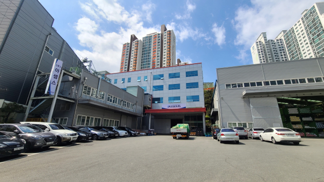 휘발성 유기화합물이 검출되지 않는 친환경 접착제 핫 멜트 필름(왼쪽)과 부산 사하구 감천동에 위치한 아셈스 본사. 아셈스 제공