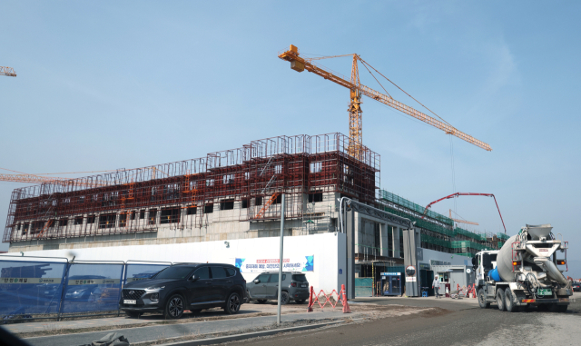 부산도시공사가 물가 상승으로 어려움을 겪고 있는 지역 건설업계를 위해 공사비 상승분의 50%인 480억 원을 6개 컨소시엄에 지급할 계획이다. 그 중 한 곳인 강서구 에코델타시티 18블록의 공사현장. 정대현 기자 jhyun@