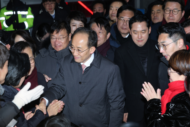 12·3 비상계엄 당시 의원들의 계엄 해제 표결 참여를 방해한 혐의를 받는 국민의힘 추경호 의원이 3일 구속영장이 기각돼 경기도 의왕 서울구치소를 나서고 있다. 연합뉴스