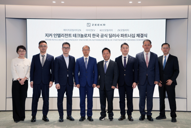 프리미엄 전동화 모빌리티 브랜드 지커(Zeekr)가 한국 시장 내 차량 판매 및 서비스를 담당할 파트너사와 딜러 계약을 체결했다. 왼쪽부터 지커코리아 임현기 대표, 지커 제프 차오 동아시아 총괄, 지커 천 위 부사장, 지리자동차 인터내셔널 알렉스 난 CEO, 에이치모빌리티ZK 황호진 대표, 아이언EV 김민규 대표, KCC모빌리티 이상현 대표, ZK모빌리티 장인우 대표.지커코리아 제공