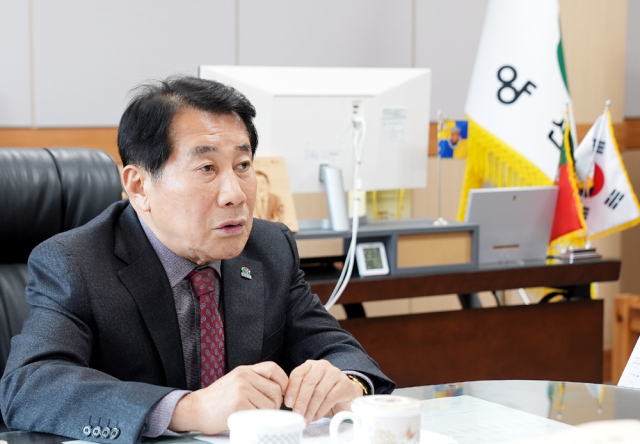 나동연 양산시장이 국립공원 금정산 지정의 의미를 말하고 있다.