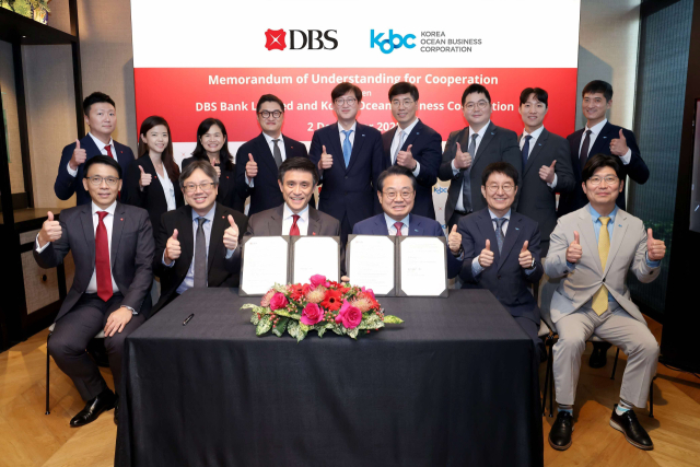 한국해양진흥공사는 지난 2일 싱가포르 현지에서 동남아시아 최대 금융기관인 DBS은행과 포괄적 업무협약(MOU)을 체결했다(앞줄 오른쪽 세 번째 안병길 해진공 사장). 해진공 제공