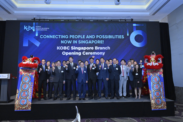 안병길 한국해양진흥공사 사장이 3일 더 웨스틴 싱가포르 호텔에서 열린 해지공 싱가포르 지사 개소식에서 참석자들과 기념사진을 촬영하고 있다. 해진공 제공