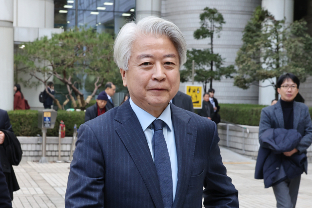 불법 정치자금 6000만원을 받은 혐의로 재판에 넘겨진 노웅래 전 더불어민주당 의원이 2025년 11월 26일 서울중앙지법에서 열린 1심 선고에서 무죄를 선고받은 뒤 청사를 나서고 있다. 연합뉴스