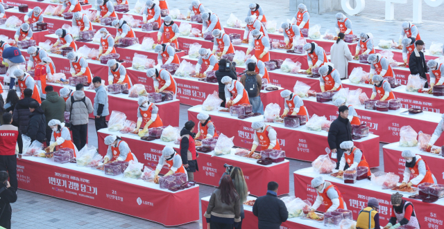 3일 오전 부산 동래구 사직야구장 정문광장에서 열린 ‘2025 롯데 사랑나눔 프로젝트, 1만 포기 김장 담그기’ 행사에서 부산지역 롯데 21개 계열사 임직원과 시민단체, 자원봉사자들이 김장을 하고 있다. 이재찬 기자 chan@