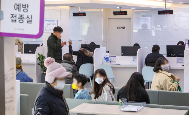 진료를 보려는 환자와 보호자들로 붐비는 부산의 한 의원. 부산일보DB