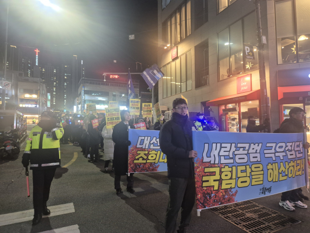 3일 오후 7시 부산 부산진구 서면에서 ‘내란저지·국민주권승리 1주년 부산촛불콘서트’가 열렸다. 사진은 참석자들이 ‘내란특별재판부 설치’ 등 구호를 외치며 서면 일대를 행진하는 장면. 김동우 기자 friend@