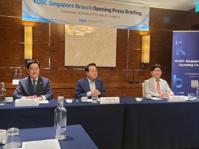 안병길(가운데) 한국해양진흥공사 사장이 지난 3일 해진공 싱가포르 지사 개소식이 열린 더웨스틴싱가포르호텔에서 기자 기자간담회를 진행하고 있다. 공동취재단 제공